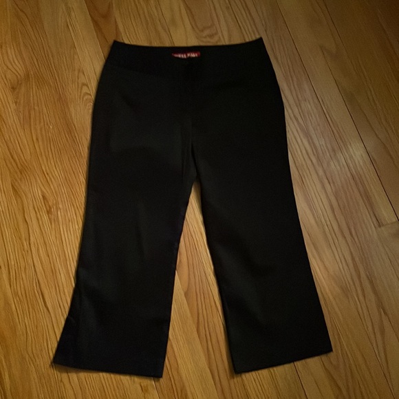NWT Guess Jeans capri size 26, color black. 2 front pockets and 1 back pocket - Picture 12 of 17